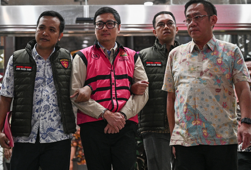 Indonesia expands corruption probe into free school meals scheme