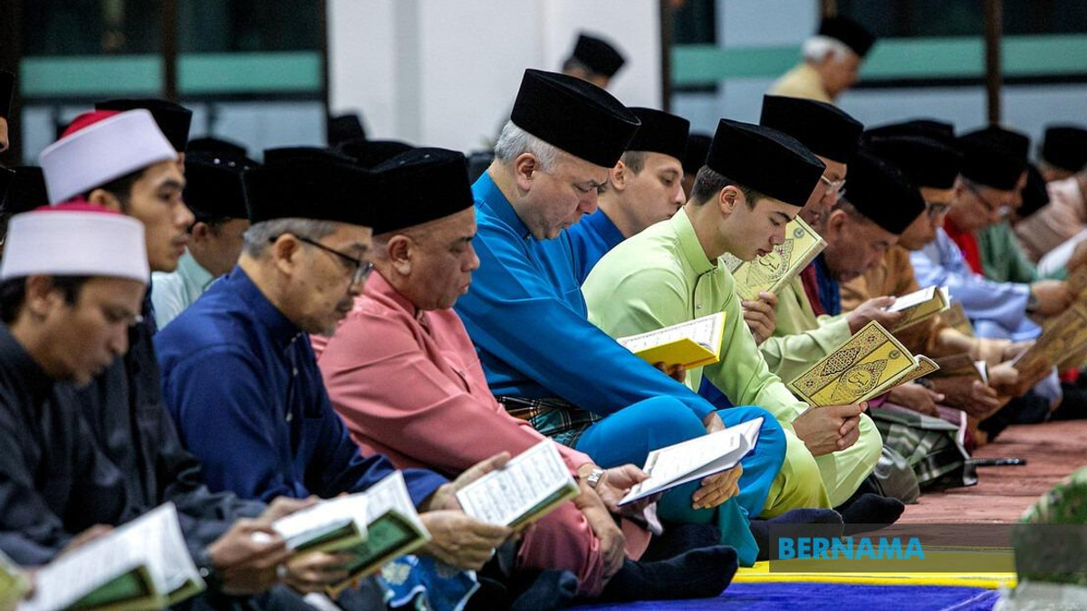 Sultan Nazrin Officiates New Perak Mosque During National Day Observance