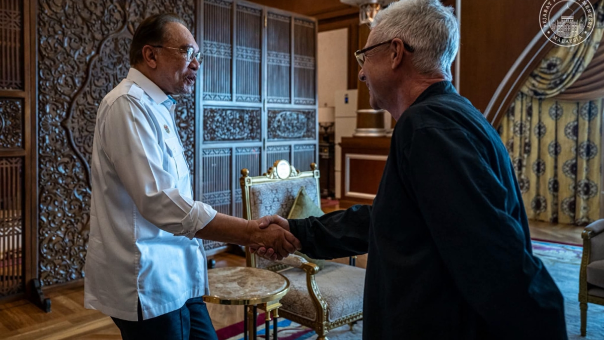 Anwar Discusses Formula 1 Revival with Singapore Grand Prix Chief Ahead of Sepang's Potential Return