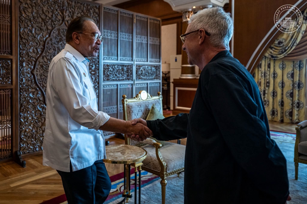 Anwar Discusses Formula 1 Revival with Singapore Grand Prix Chief Ahead of Sepang's Potential Return