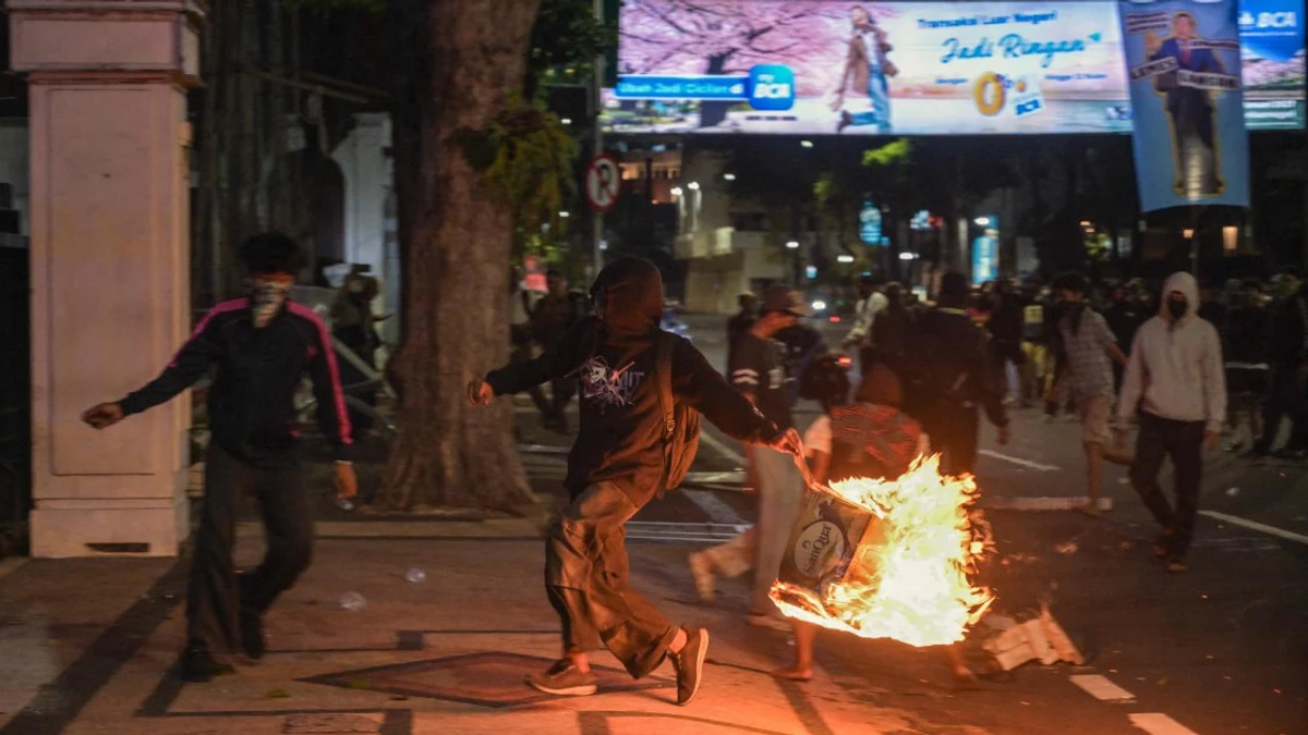 Indonesia Detains Over 50 Protesters in Surabaya Over President's Policies