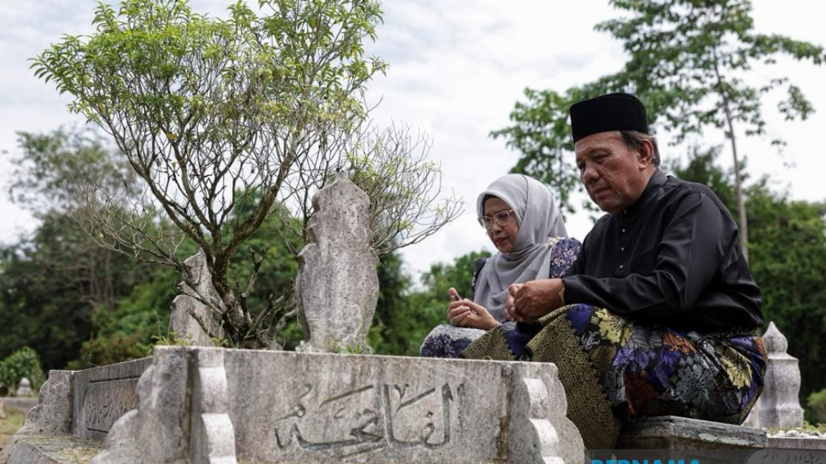 Newly Sworn N.Sembilan MB Pays Respects at Parents' Graves Following Oath Ceremony