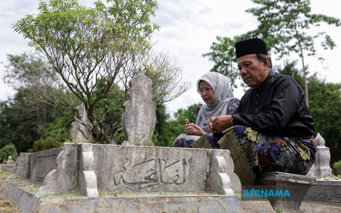 Newly Sworn N.Sembilan MB Pays Respects at Parents' Graves Following Oath Ceremony