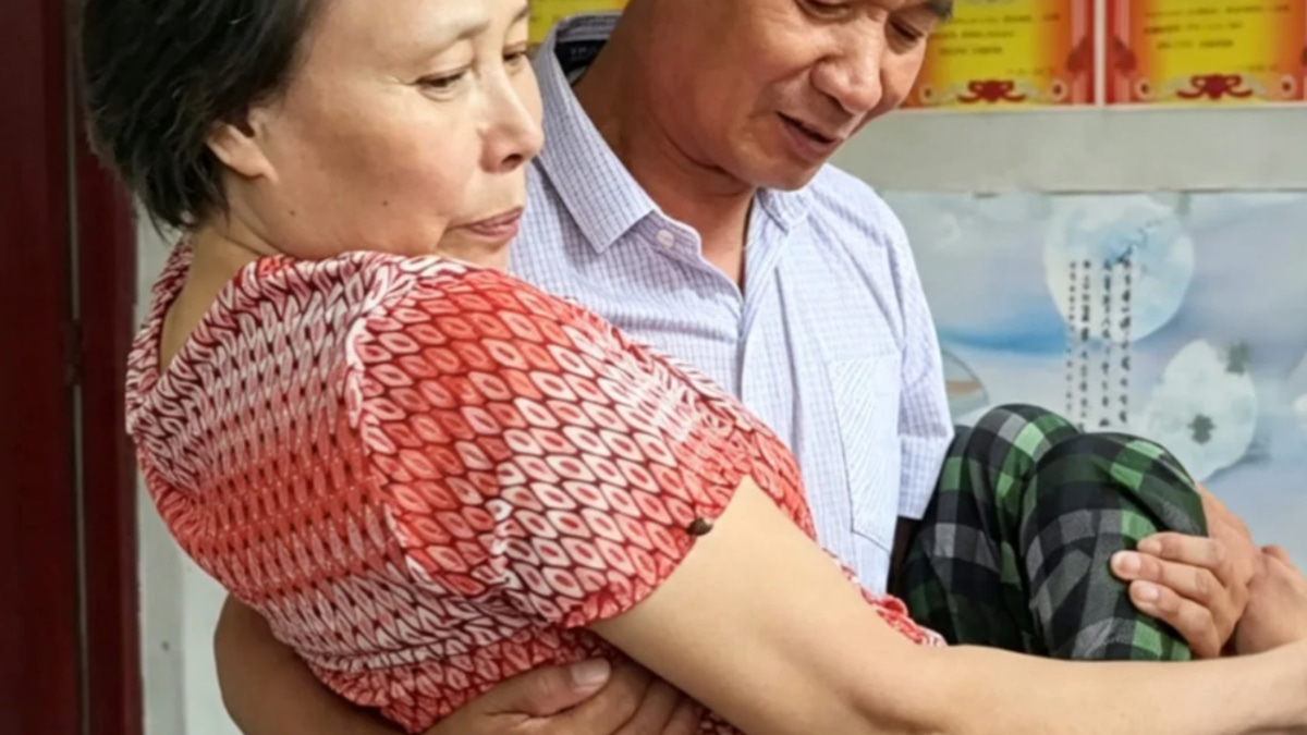 25 Years of Devotion: Chinese Husband's Unwavering Care for Paraplegic Wife Inspires Millions