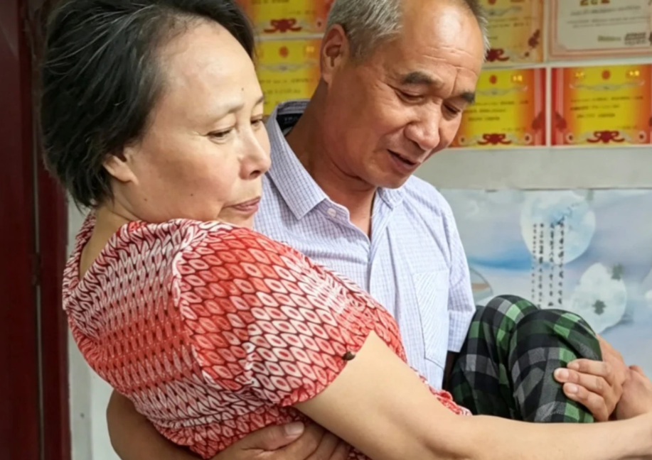 25 Years of Devotion: Chinese Husband's Unwavering Care for Paraplegic Wife Inspires Millions