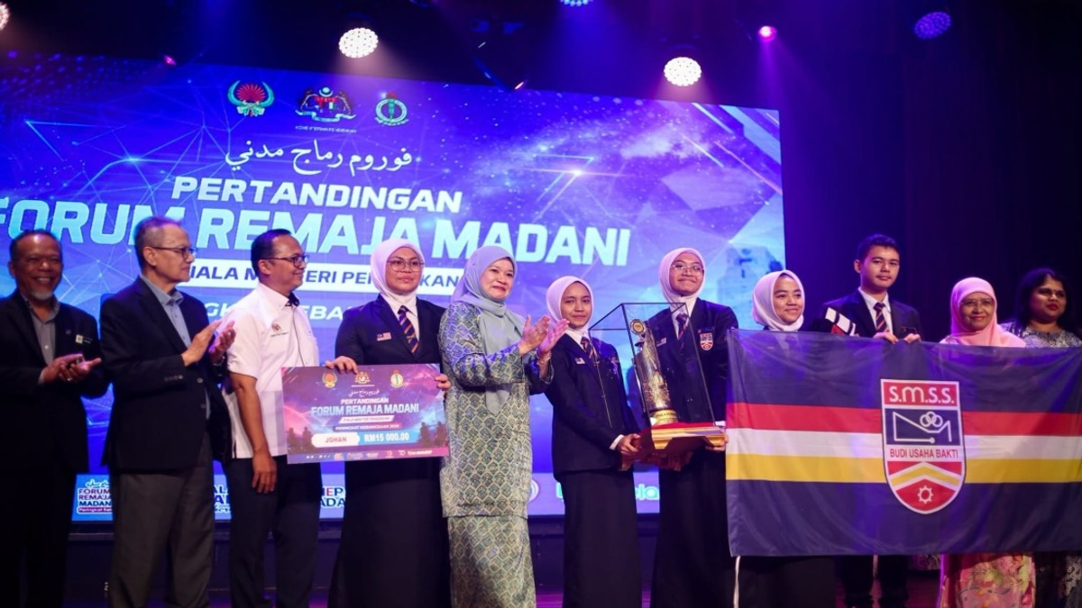 Education Minister Fadhlina Calls for Bold, Respectful Youth Voices in Character Building