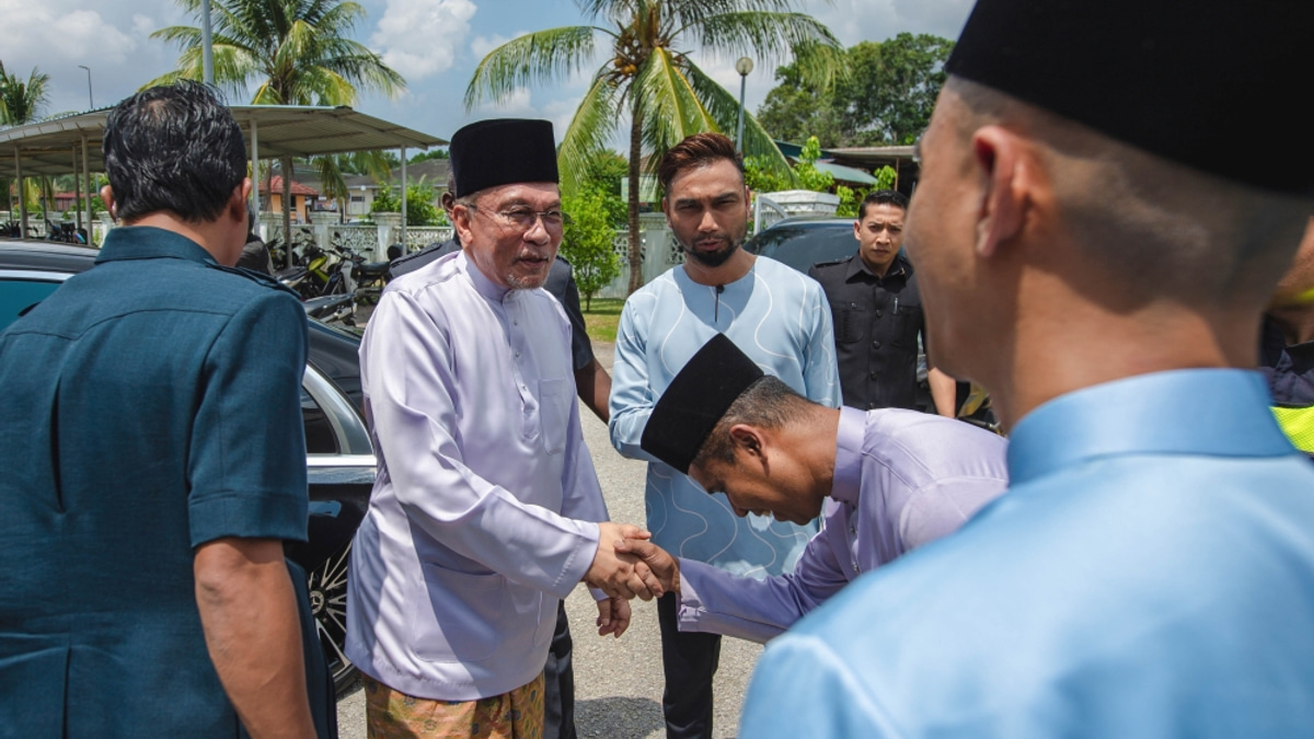 Despite Strong GDP Growth, Anwar Acknowledges Ongoing Struggles for Malaysians and Small Businesses