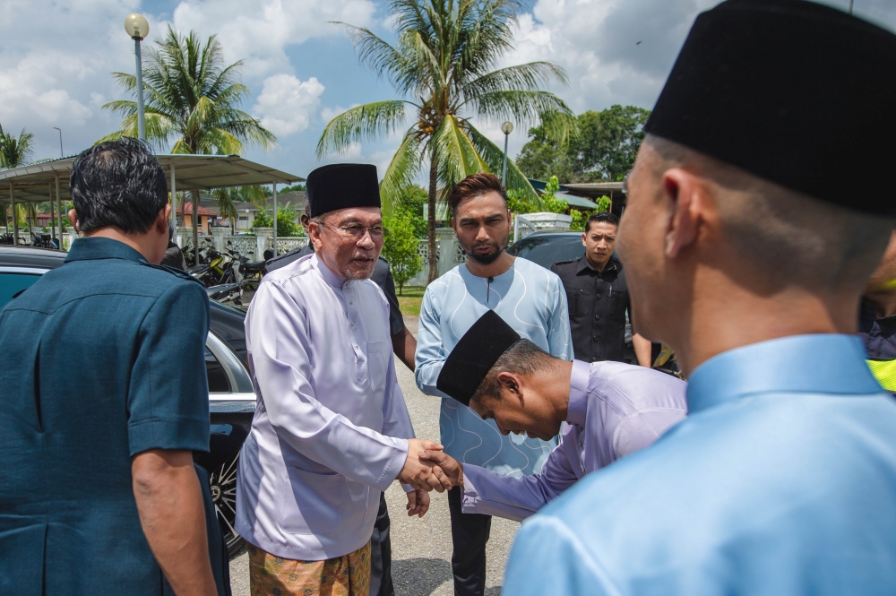 Despite Strong GDP Growth, Anwar Acknowledges Ongoing Struggles for Malaysians and Small Businesses