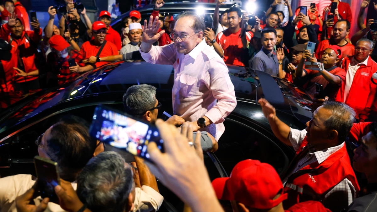 Anwar Assures Malaysia of Stable Coalition Government and Economic Resilience