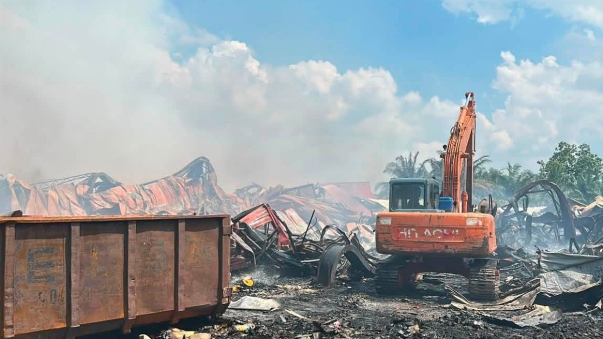 Kedah Monitors Air Quality After Multi-Factory Blaze in Lunas