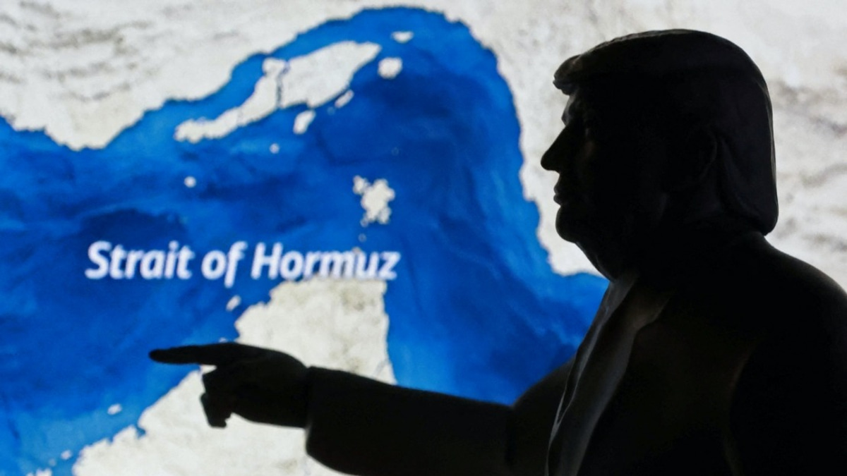 Trump Threatens to Bomb Iranian Infrastructure for Each Hormuz Ship Attack