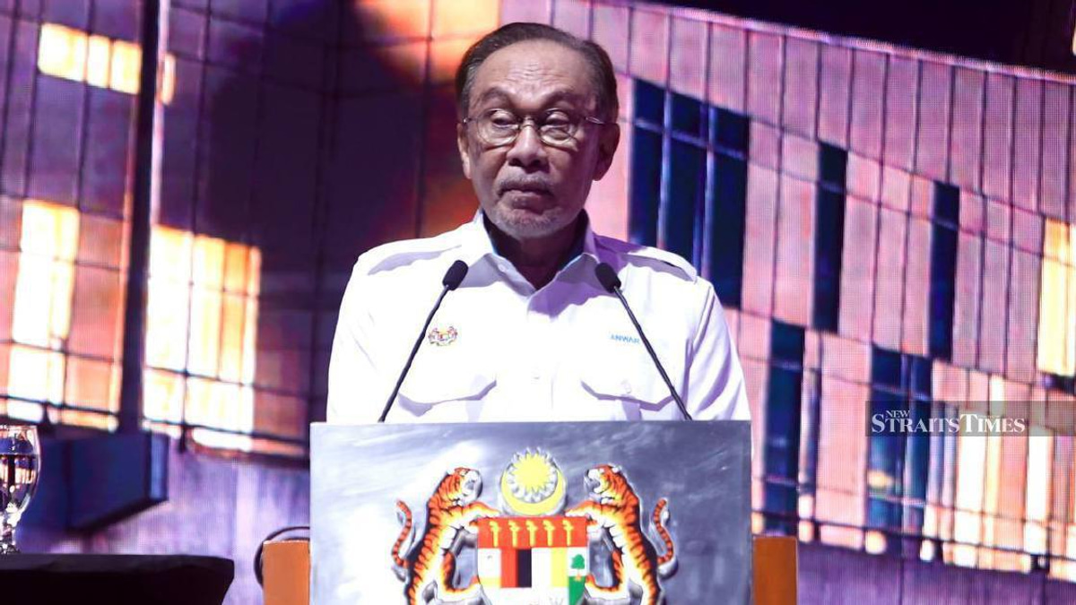 Anwar Urges Expansion of Creative Freedom for Malaysian Filmmakers While Maintaining Cultural Values