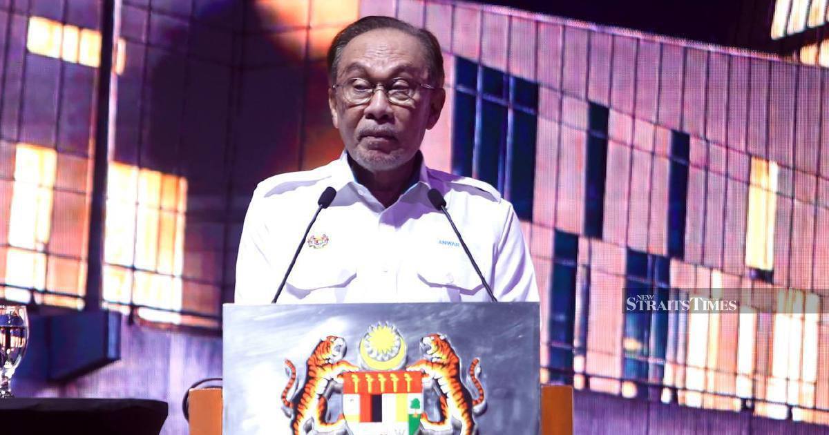 Anwar Urges Expansion of Creative Freedom for Malaysian Filmmakers While Maintaining Cultural Values