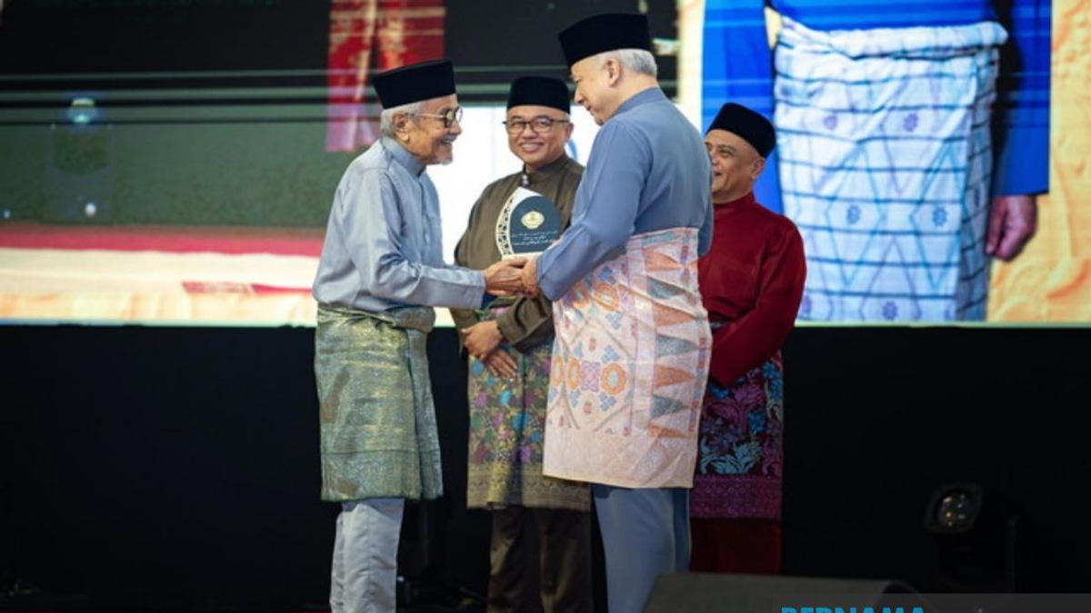 Veteran Director Rahim Razali Honoured with Perak Media Icon Award