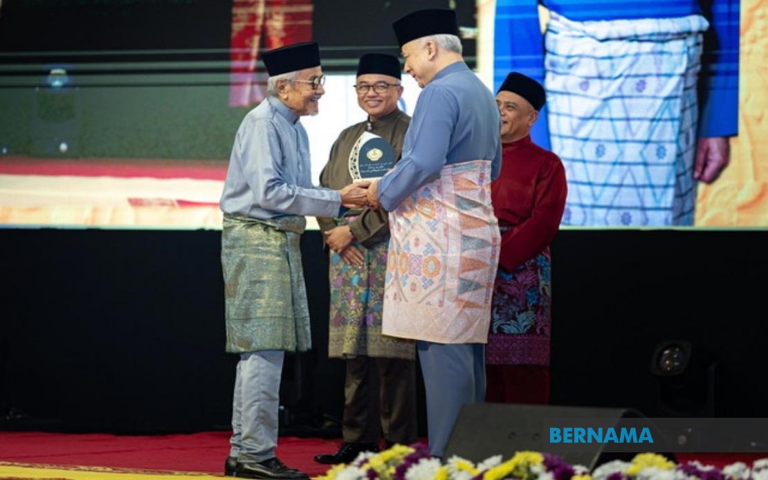 Veteran Director Rahim Razali Honoured with Perak Media Icon Award