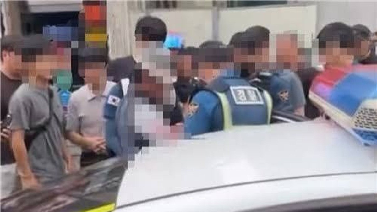 South Korean Police Seek Arrest of Octogenarian in Salon Knife Attack