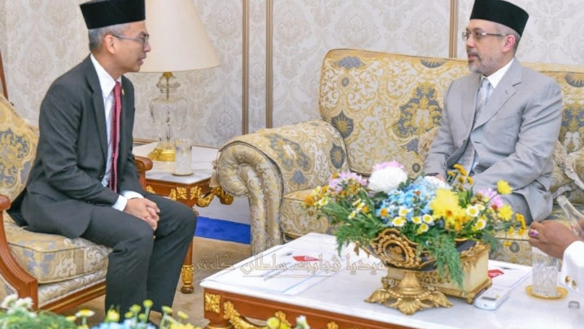 Communications Minister Briefs Kelantan Regent on Fake Accounts and Misinformation