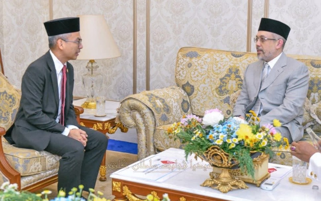 Communications Minister Briefs Kelantan Regent on Fake Accounts and Misinformation