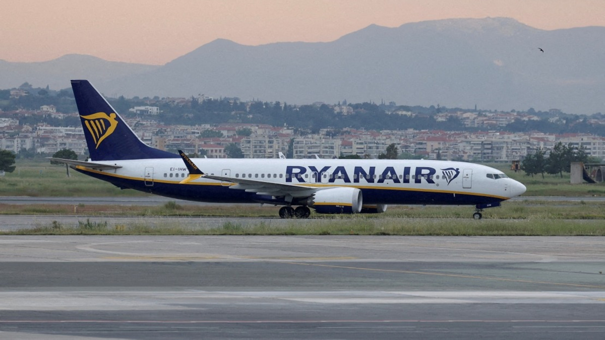 Terrifying Mid-Air Incident: Ryanair Flight Window Shatters Over Greece, Forcing Emergency Return