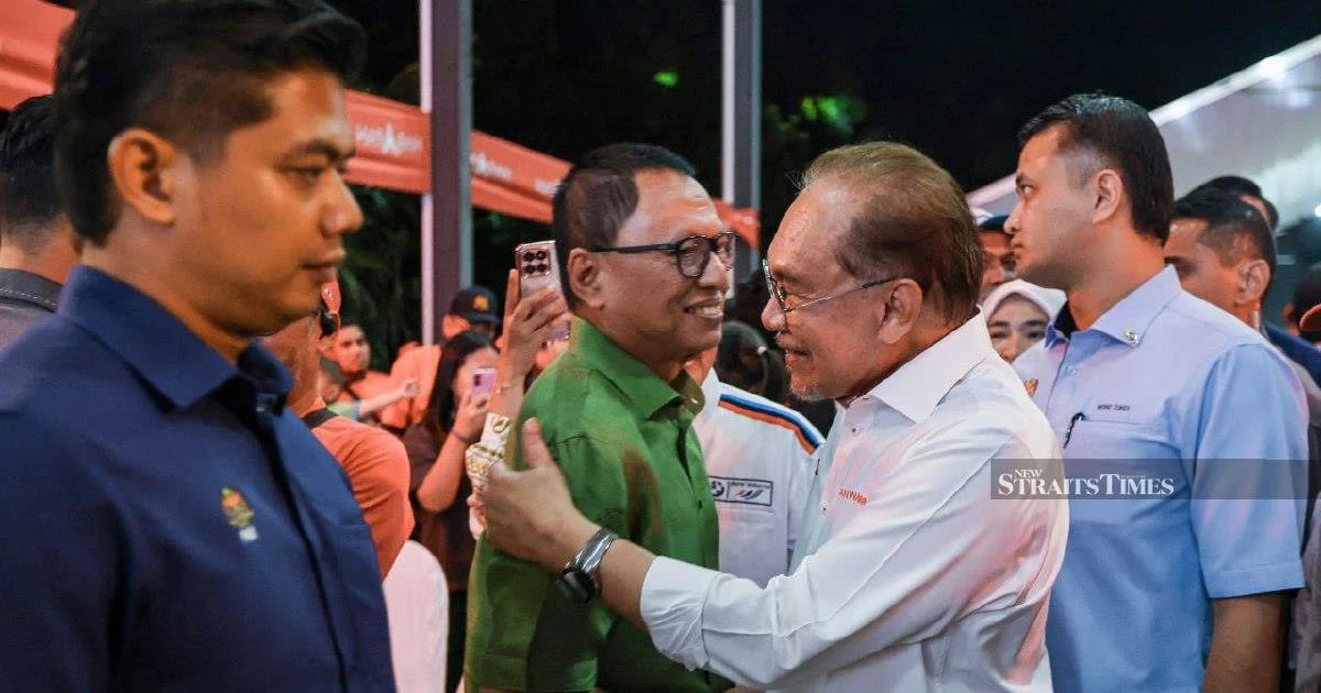 Rafizi Quips That Puad Has Traded Umno Colours for PKR After Anwar Encounter