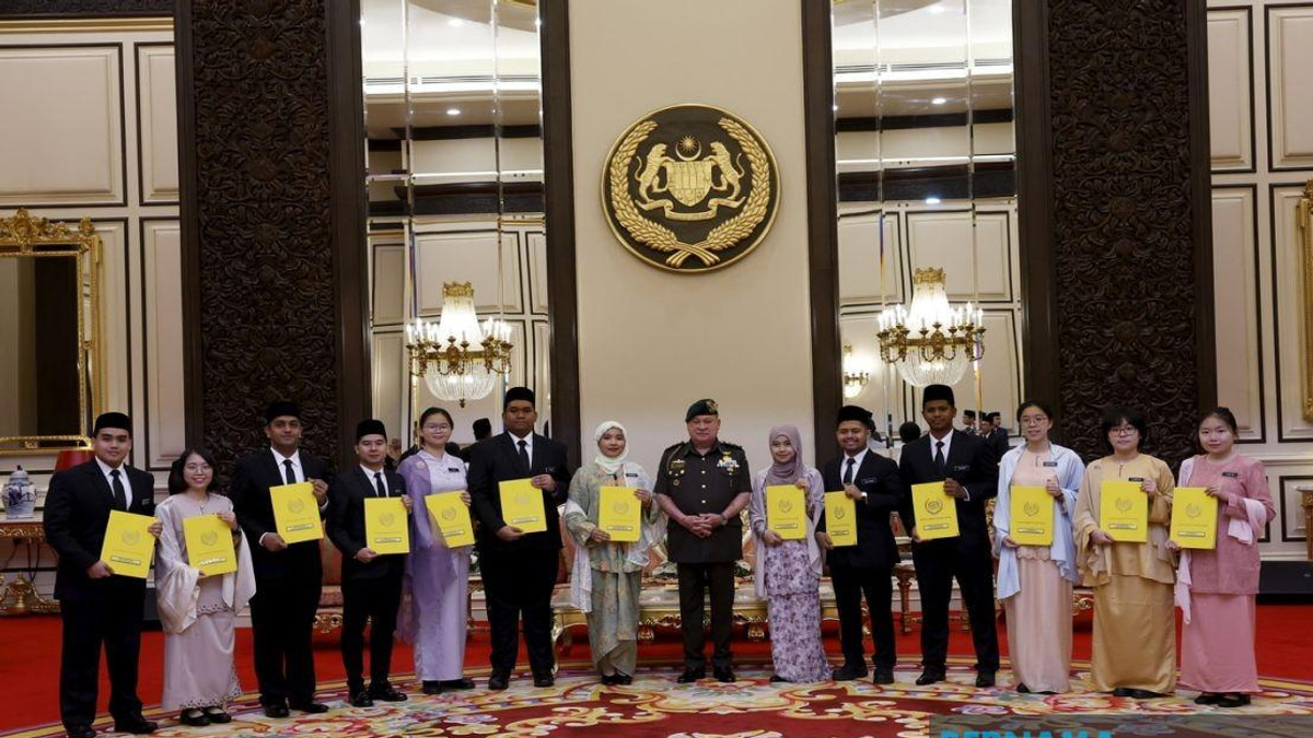King Confers 2026 BYDPA Scholarships on 14 High-Achieving Scholars