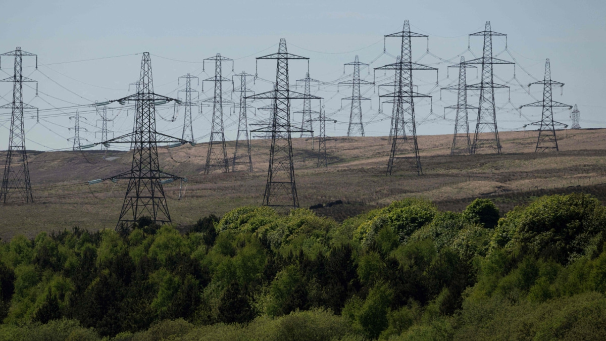 Britain's New PM Burnham Pledges Tax Cuts on Electricity Bills to Ease Cost Pressures