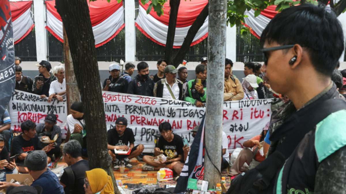 Thousands converge on Jakarta parliament demanding anti-corruption legislation and asset seizure powers