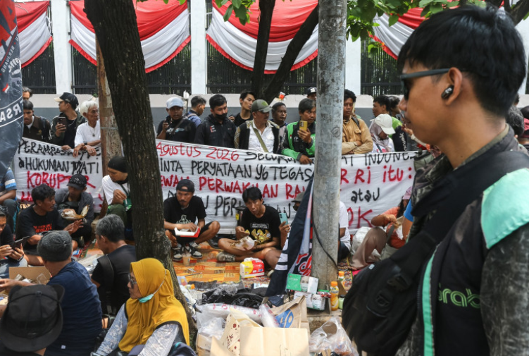 Thousands converge on Jakarta parliament demanding anti-corruption legislation and asset seizure powers