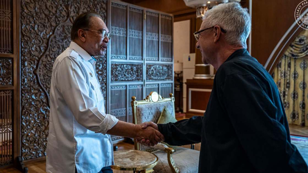Anwar Ibrahim Taps Singapore's Formula 1 Experience Ahead of Malaysia's October Grand Prix