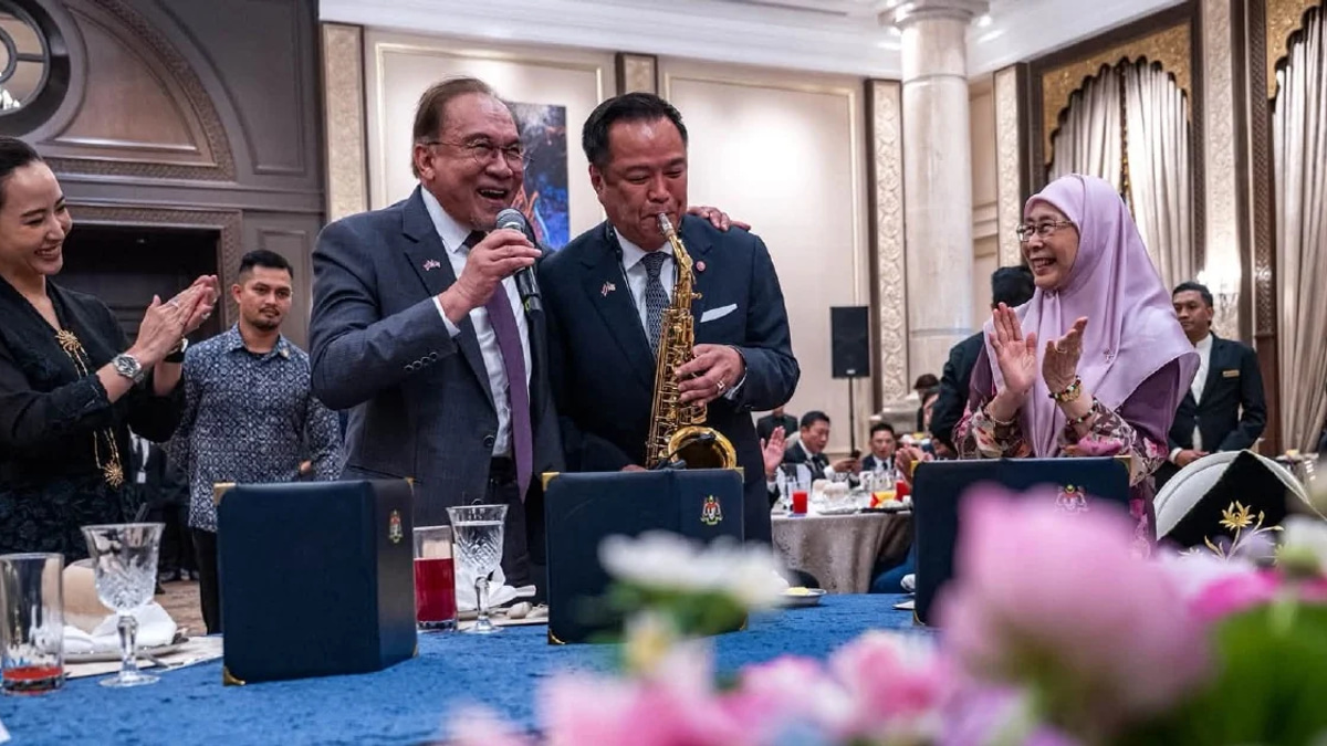 Anwar and Anutin share musical moment after Putrajaya talks, with PM singing 'My Way'