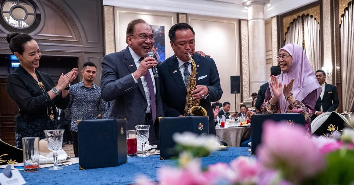 Anwar and Anutin share musical moment after Putrajaya talks, with PM singing 'My Way'