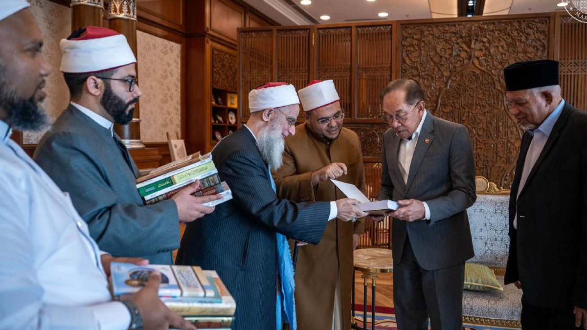 PM Anwar Receives Egyptian Islamic Scholar Sheikh Dr Mustafa An-Nadwi
