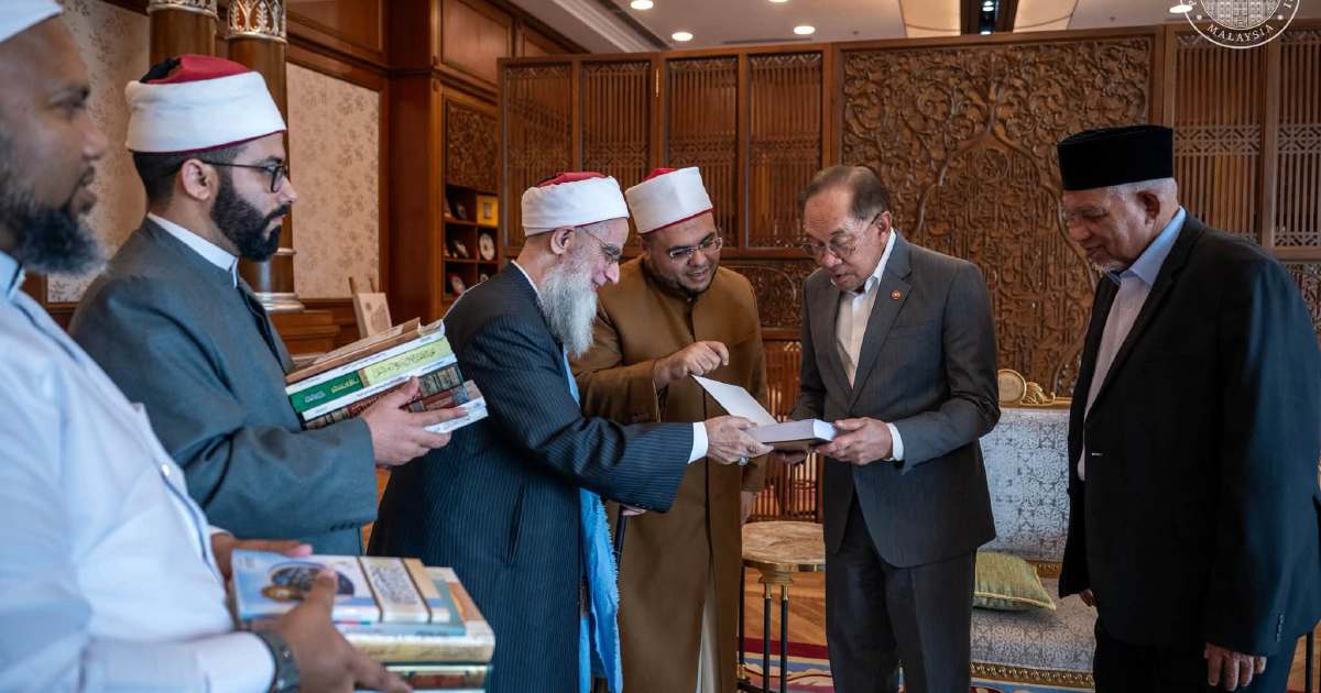 PM Anwar Receives Egyptian Islamic Scholar Sheikh Dr Mustafa An-Nadwi