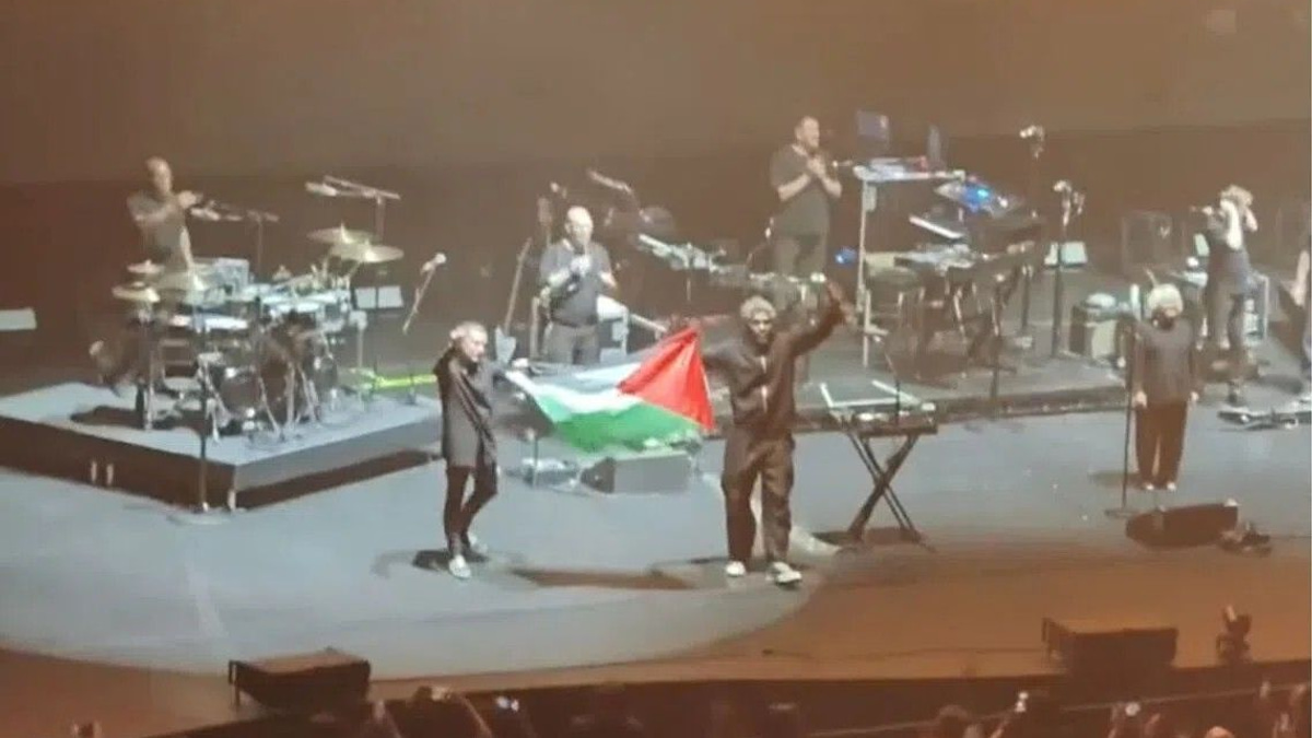 Massive Attack banned from Singapore after Palestinian flag protest at concert