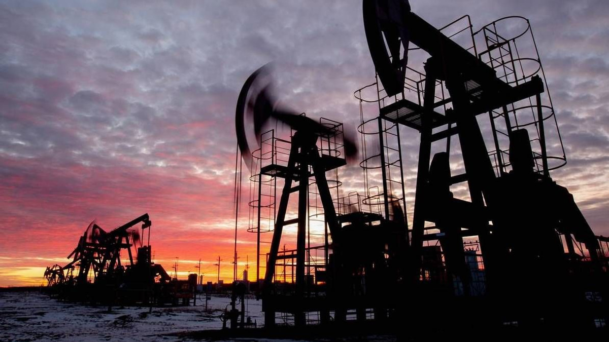 Oil Prices Sink to Two-Week Lows as US-Iran Tensions Ease, Though Broader Risks Persist