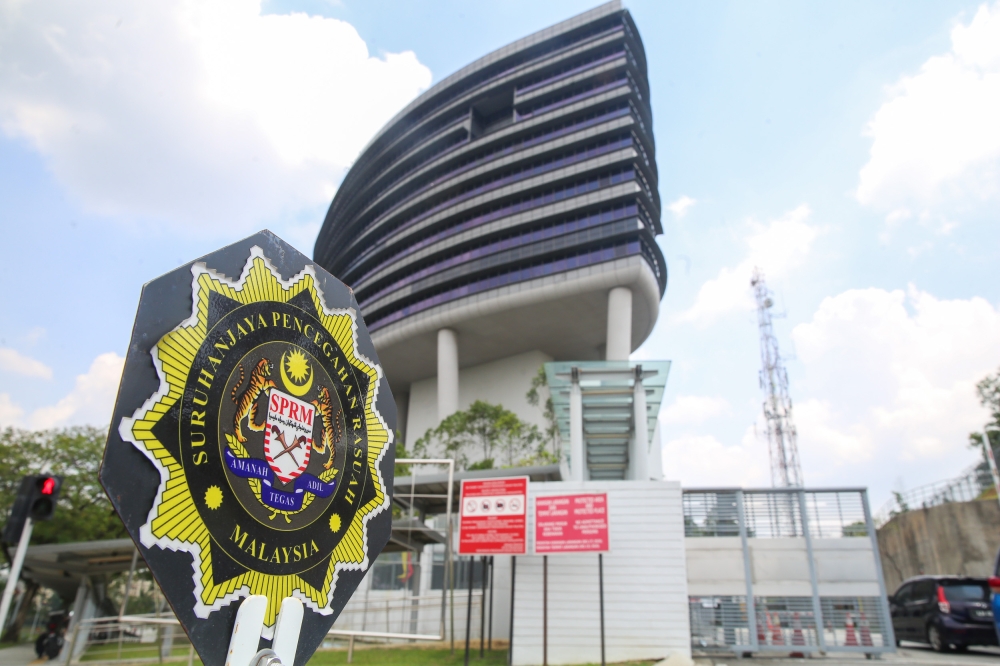 Five Immigration Officers Arrested in MyIMMs Hacking Probe