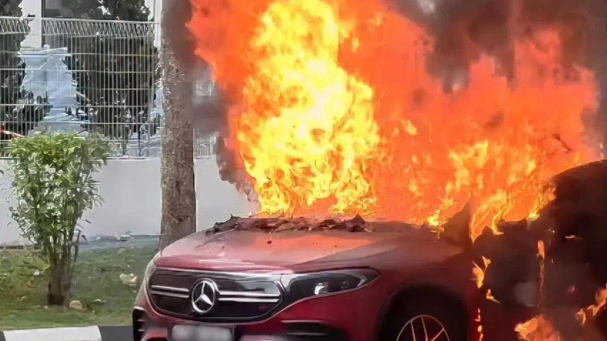 Electric vehicle erupts in flames at Woodlands HDB carpark; swift response prevents injuries