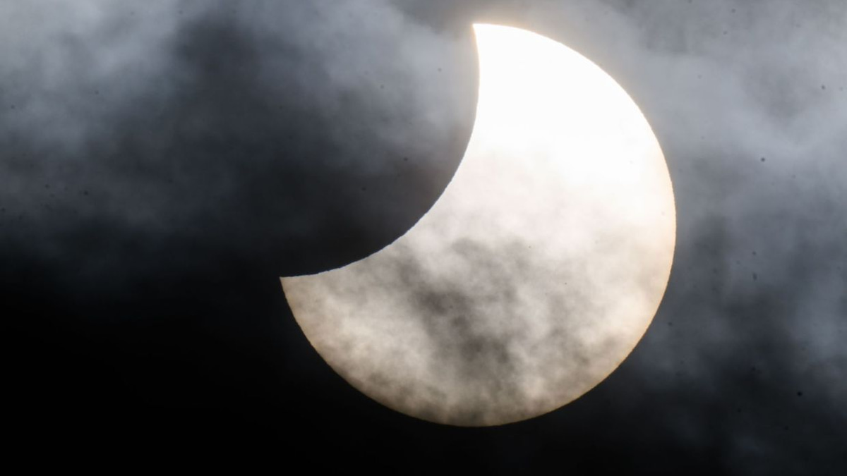 Capturing Two August Eclipses: A Smartphone Photography Guide for Sky-Watchers