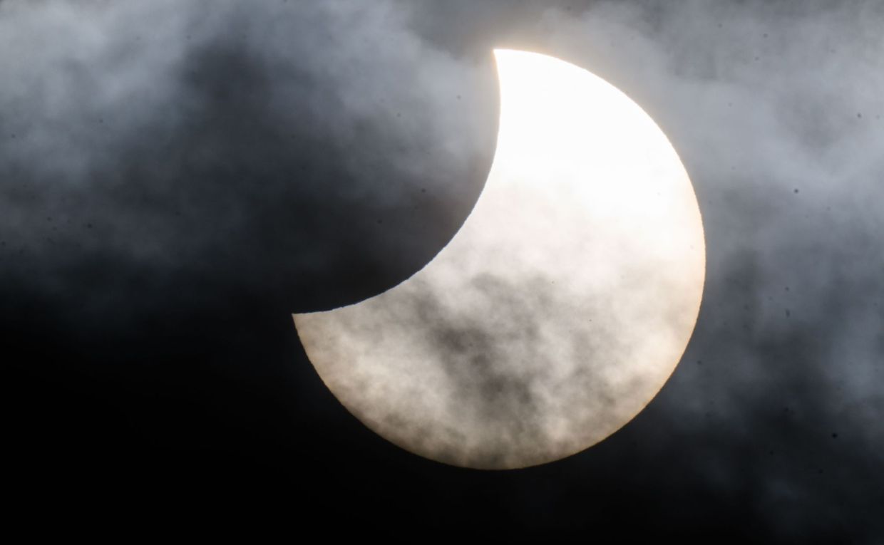 Capturing Two August Eclipses: A Smartphone Photography Guide for Sky-Watchers