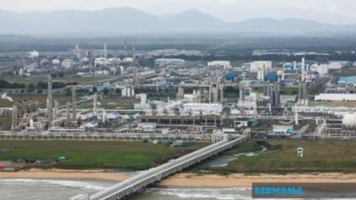Malaysia's Plan for National Petroleum Reserve Gains Support Amid Shipping Route Vulnerabilities