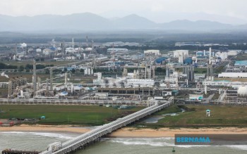 Malaysia's Plan for National Petroleum Reserve Gains Support Amid Shipping Route Vulnerabilities