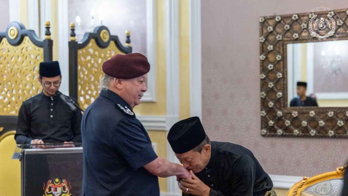 King receives briefing from MACC chief Abdul Halim on commission's latest developments