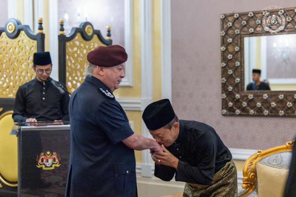 King receives briefing from MACC chief Abdul Halim on commission's latest developments
