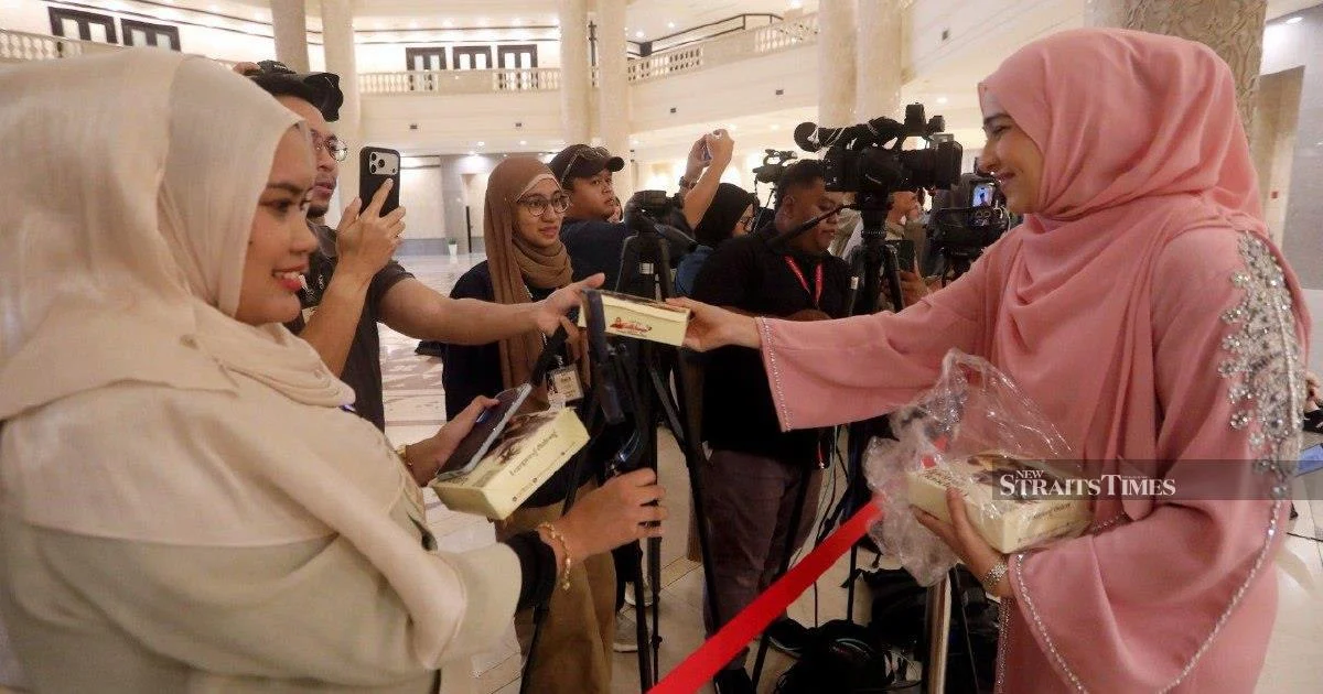 Syed Saddiq Treats Media to Traditional Breakfast Following Federal Court Ruling