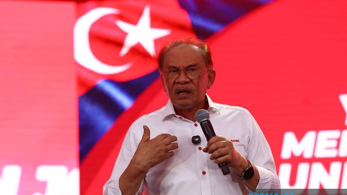 Anwar Refutes Social Media Claims Over BMW Vehicle, Clarifies Mercedes Gift from King