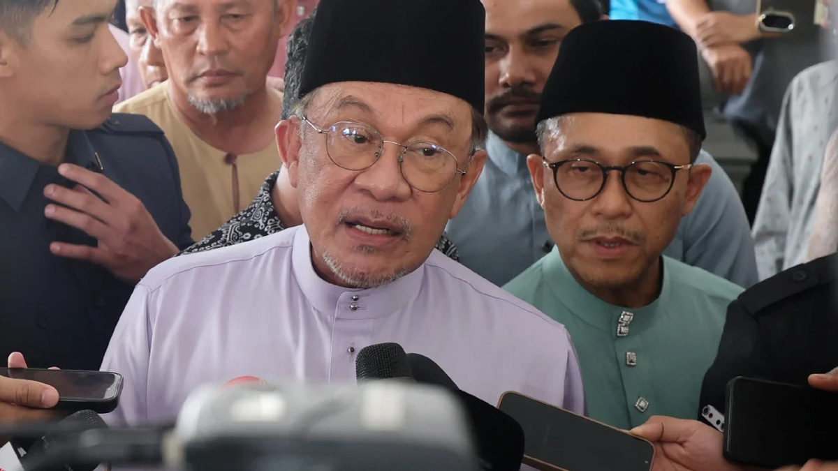 PM Anwar Directs Local Councils to Slash Red Tape in Push for Economic Competitiveness