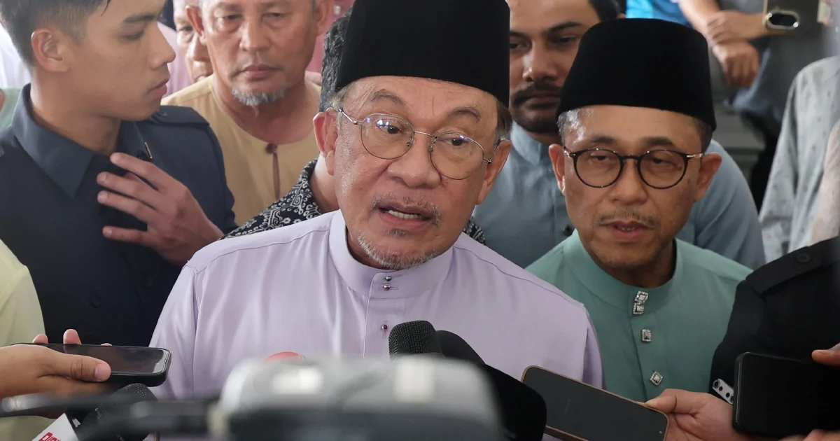 PM Anwar Directs Local Councils to Slash Red Tape in Push for Economic Competitiveness