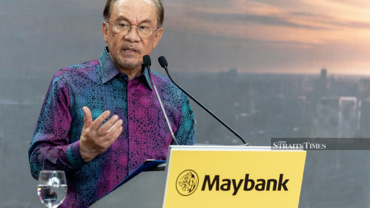 Anwar Commends Maybank's Rise as a Regional Financial Powerhouse