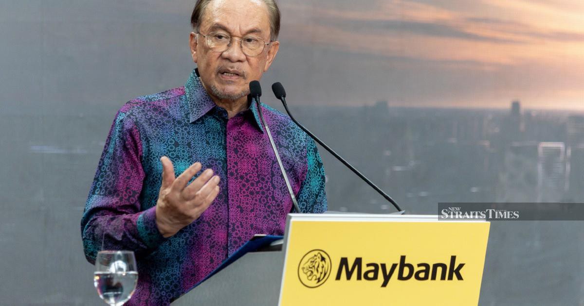 Anwar Commends Maybank's Rise as a Regional Financial Powerhouse