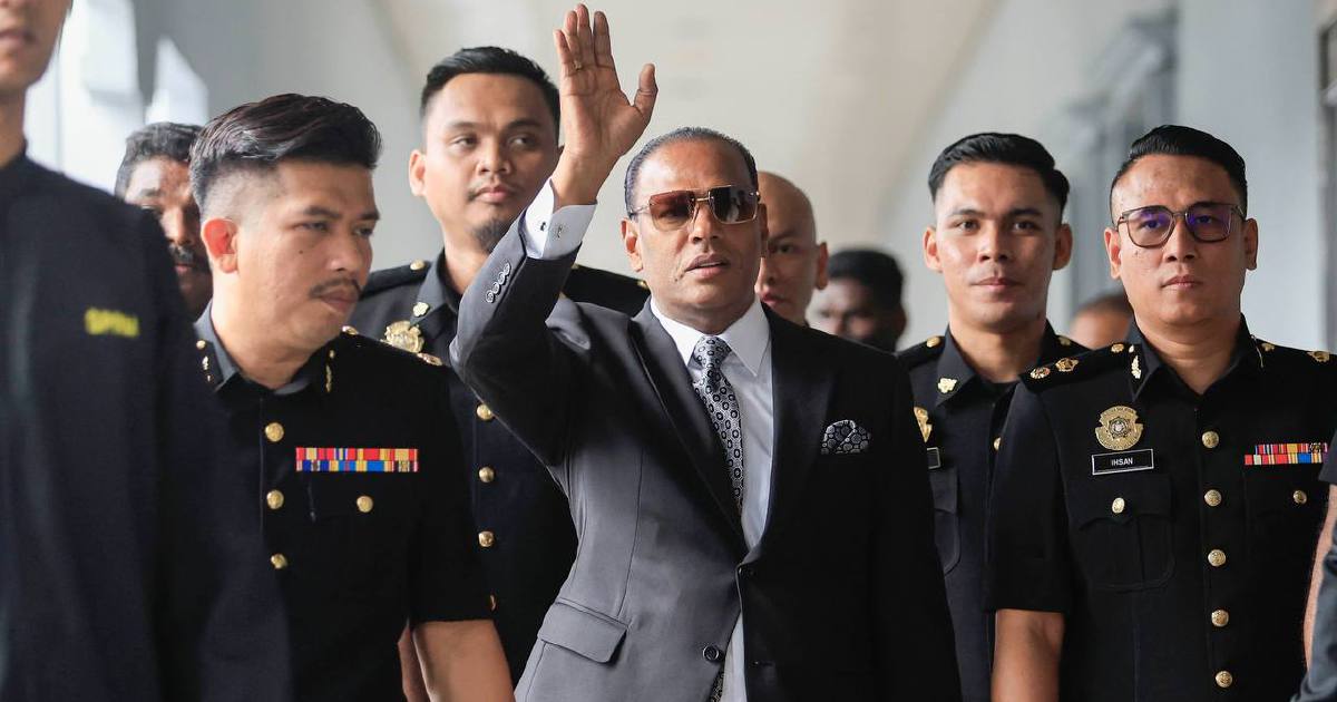 Supporters hail Saravanan as former minister appears for corruption hearing